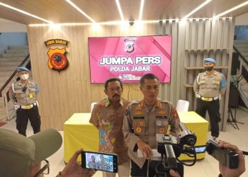 Kabid Humas Polda Jabar, Kombes Pol Ibrahim Tompo S.I.K., M.Si dalam Konferensi Pers di Mapolda Jabar