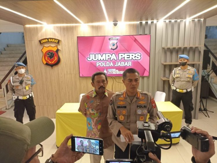Kabid Humas Polda Jabar, Kombes Pol Ibrahim Tompo S.I.K., M.Si dalam Konferensi Pers di Mapolda Jabar