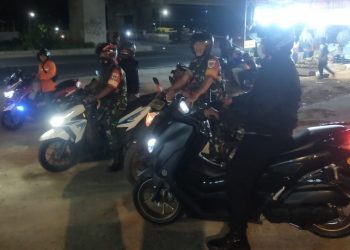 Babinsa Serda Rustam, Kopda Enggal bersama unsur tiga pilar melaksanakan kegiatan patroli bersama dalam rangka Ciptakan kondusifitas aman diwilayah Kelurahan Cipinang Cempedak