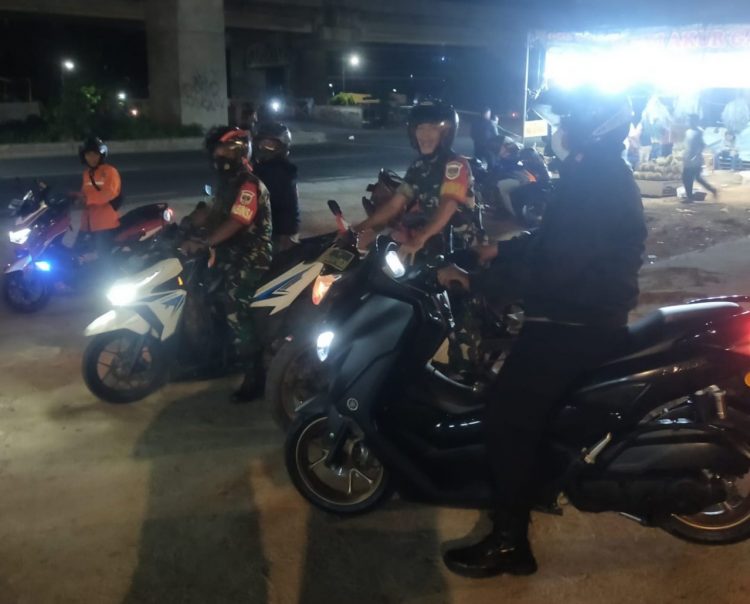 Babinsa Serda Rustam, Kopda Enggal bersama unsur tiga pilar melaksanakan kegiatan patroli bersama dalam rangka Ciptakan kondusifitas aman diwilayah Kelurahan Cipinang Cempedak