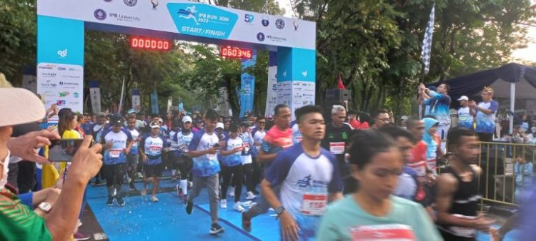 Ribuan pelari ambil bagian pada IPB RUN 10 K. Event perdana kolaborasi Himpunan Alumni (HA) IPB dengan IPB University ini digelar kampus IPB University Dramaga Bogor