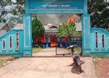 Gedung SMPN 4 Jejawi, Kabupaten OKI, di Desa Talang Cempedak, Kecamatan Jejawi, Kabupaten OKI dilalap sijago merah