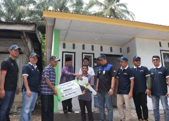 Bupati Nagan Raya, HM Jamin Idham, SE menyerahkan sebanyak 20 kunci rumah bantuan dari dana corporate social responsibility (CSR) perusahaan kepada warga kurang mampu