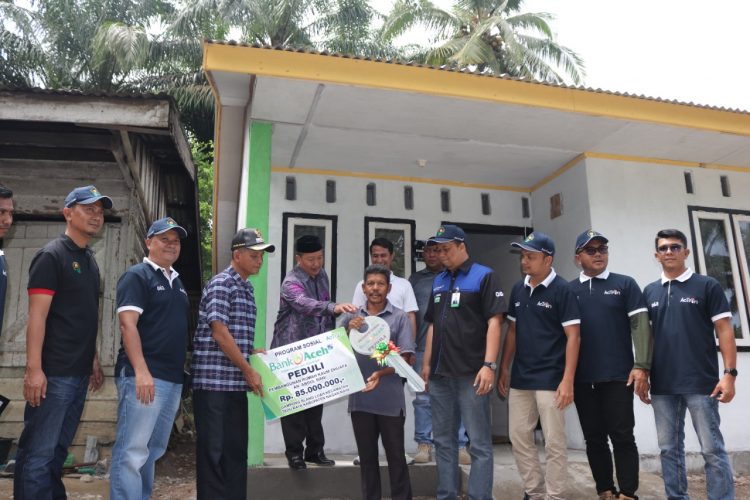 Bupati Nagan Raya, HM Jamin Idham, SE menyerahkan sebanyak 20 kunci rumah bantuan dari dana corporate social responsibility (CSR) perusahaan kepada warga kurang mampu