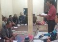 Ps Kasat Tahti Polres Dairi Ipda Harianton Sinaga melaksanakan siraman rohani pembinaan rohani dan mental bagi Tahanan yang beragama Nasrani