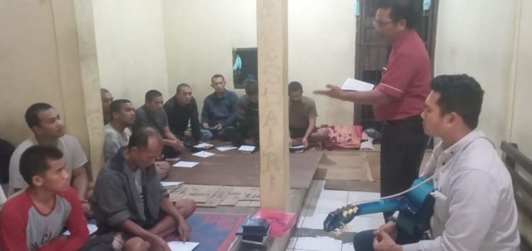 Ps Kasat Tahti Polres Dairi Ipda Harianton Sinaga melaksanakan siraman rohani pembinaan rohani dan mental bagi Tahanan yang beragama Nasrani