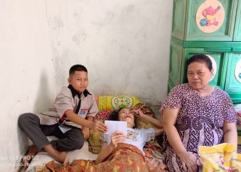 Crew media bersama Bhabinkamtibmas Polsek IB II Syafaruddin, Minggu, 2 Oktober  2022 mengunjungi kediaman nenek Rainah di lingkungan Rt 033 Rw 007 kelurahan 32 Ilir kecamatan Ilir Barat II kota Palembang
