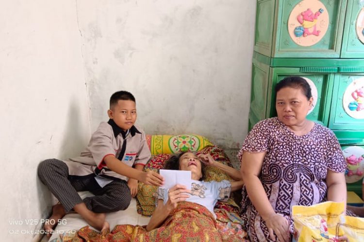Crew media bersama Bhabinkamtibmas Polsek IB II Syafaruddin, Minggu, 2 Oktober  2022 mengunjungi kediaman nenek Rainah di lingkungan Rt 033 Rw 007 kelurahan 32 Ilir kecamatan Ilir Barat II kota Palembang