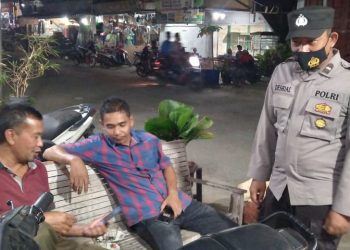 Personel Polsek Sawang melaksanakan patroli dan menyambagi warga di seputaran Kecamatan Sawang, Aceh Utara