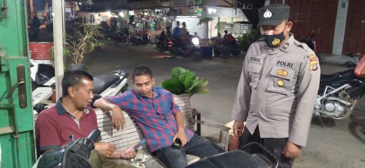 Personel Polsek Sawang melaksanakan patroli dan menyambagi warga di seputaran Kecamatan Sawang, Aceh Utara