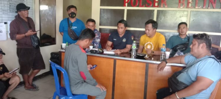 Kurang lebih puluhan masyarakat belinyu turun kelaut untuk menghentikan aktifitas tambang yang diduga ilegal