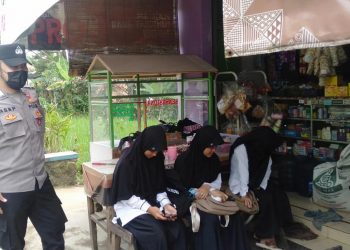 Bhabinkamtibmas Bripka Asep Mulyana, telah melaksanakan giat Patroli dan Silaturahmi Kamtibmas kepada warga Masyarakat di kampung Cirama desa Karangmukti