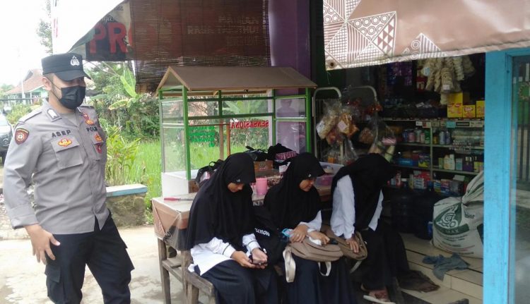 Bhabinkamtibmas Bripka Asep Mulyana, telah melaksanakan giat Patroli dan Silaturahmi Kamtibmas kepada warga Masyarakat di kampung Cirama desa Karangmukti