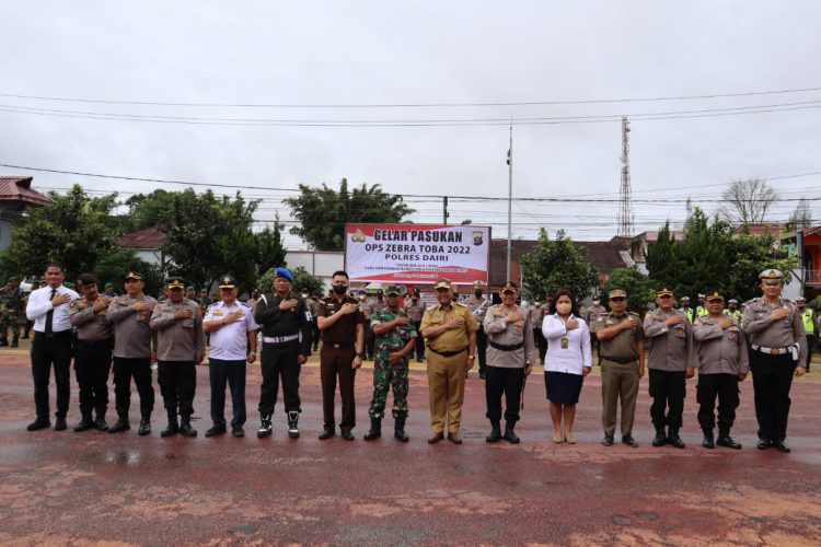 Bupati Dairi DR Eddy Keleng Ate Berutu menjadi pimpinan apel pada apel gelar pasukan operasi zebra toba 2022 Polres Dairi