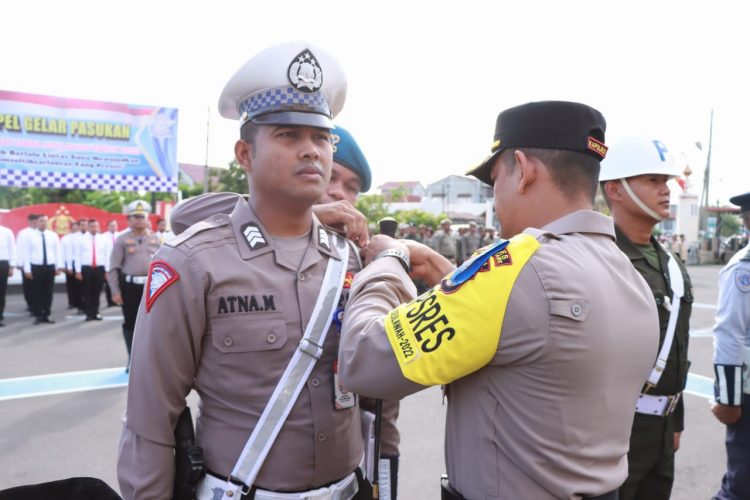 Kapolres Lhokseumawe AKBP Henki Ismanto, S.I.K memimpin apel gelar pasukan Operasi Zebra Seulawah 2022