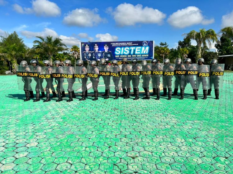 Personil Sat Samapta Polres Bangka Barat melaksanakan kegiatan latihan Dalmas dan Raimas
