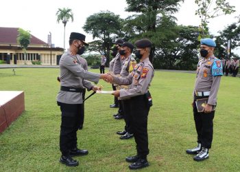 Kapolres Kuansing AKBP Rendra Oktha Dinata, S.I.K., M.Si, berikan Reward atau penghargaan kepada 4 orang Personil Polres Kuansing