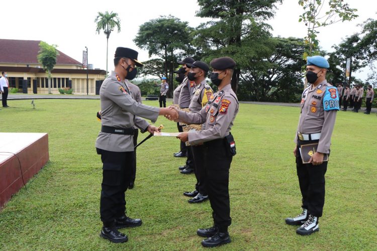 Kapolres Kuansing AKBP Rendra Oktha Dinata, S.I.K., M.Si, berikan Reward atau penghargaan kepada 4 orang Personil Polres Kuansing
