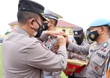 Kompol Drs. Hermansyah pimpin upacara kenaikan pangkat pengabdian personil 3 (tiga) personil Polres labuhanbatu
