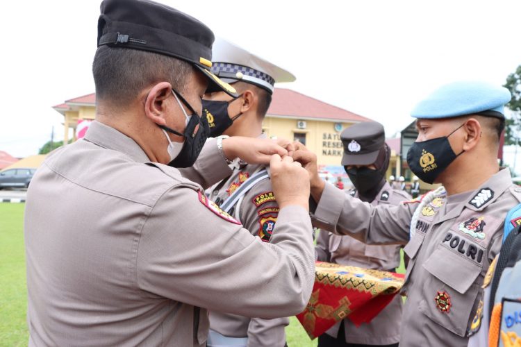 Kompol Drs. Hermansyah pimpin upacara kenaikan pangkat pengabdian personil 3 (tiga) personil Polres labuhanbatu