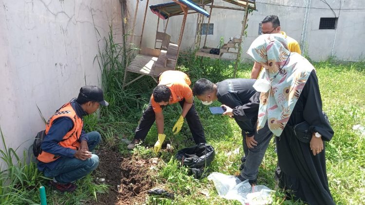 Polres Tasikmalaya Kota menerjunkan Unit Inafis Sat Reskrim dan Polsek Indihiang untuk melakukan pengecekan TKP dan kuburan kucing 