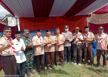 Kapolsubsektor Sukahening Polsek Cisayong AIPTU Rachwan Riswanto bersama DanPosRamil PELTU Joko menghadiri kegiatan pembukaan lomba tingkat SMP dan MTs serta SD/MI
