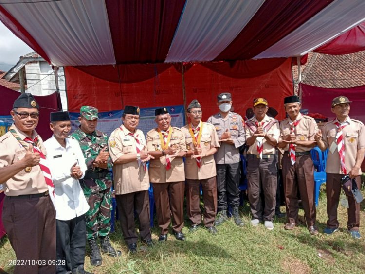 Kapolsubsektor Sukahening Polsek Cisayong AIPTU Rachwan Riswanto bersama DanPosRamil PELTU Joko menghadiri kegiatan pembukaan lomba tingkat SMP dan MTs serta SD/MI