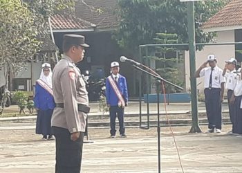 Kapolsek Tamansari AKP Nurozi memberikan motivasi disiplin belajar dan himbauan kamtibmas saat menjadi Pembina Upacara