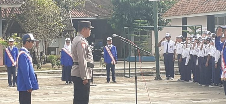 Kapolsek Tamansari AKP Nurozi memberikan motivasi disiplin belajar dan himbauan kamtibmas saat menjadi Pembina Upacara