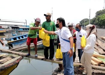Pemberian bantuan sembako kepada masyarakat terdampak penyesuaian harga BBM bersubsidi oleh Satintelkam Polres Probolinggo Kota