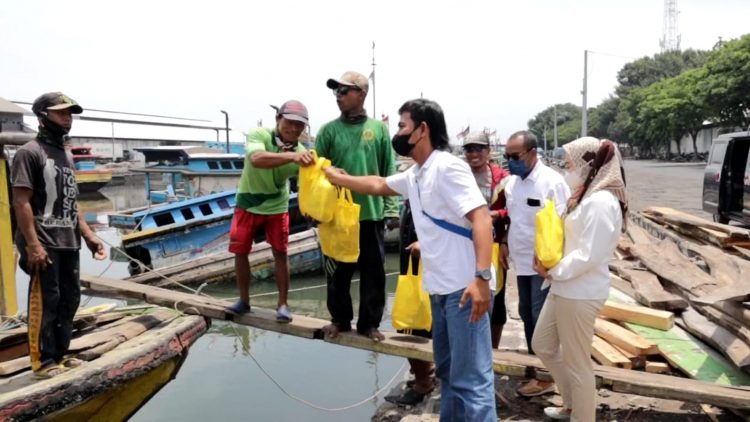 Pemberian bantuan sembako kepada masyarakat terdampak penyesuaian harga BBM bersubsidi oleh Satintelkam Polres Probolinggo Kota