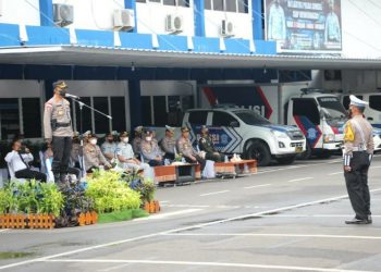 Karo Ops Polda Sumsel Kombes Pol Drs Kamaruddin MSi memimpin apel Operasi Zebra Musi 2022 di Ditlantas Polda Sumsel