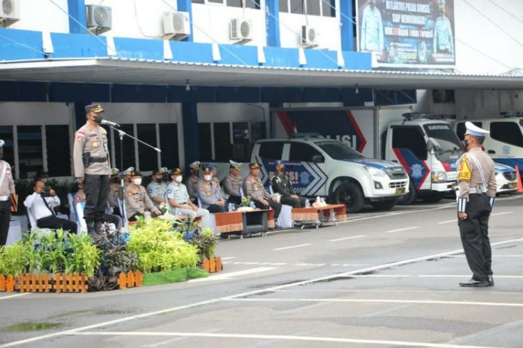 Karo Ops Polda Sumsel Kombes Pol Drs Kamaruddin MSi memimpin apel Operasi Zebra Musi 2022 di Ditlantas Polda Sumsel