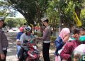 Satlantas Polres Sidrap melakukan aksi pencegahan penyebaran virus Covid-19 dengan membagikan masker gratis dan edukasi tertib lalu lintas