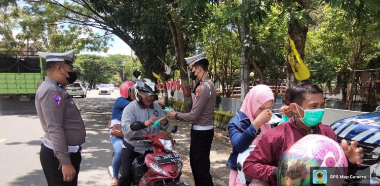 Satlantas Polres Sidrap melakukan aksi pencegahan penyebaran virus Covid-19 dengan membagikan masker gratis dan edukasi tertib lalu lintas
