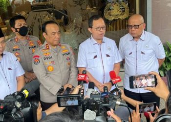 Polri mendatangkan langsung Komisi Kepolisian Nasional (Kompolnas) untuk mengawasi kinerja tim investigasi bentukan Kapolri Jenderal Listyo Sigit Prabowo dalam mengusut tuntas Tragedi Kanjuruhan