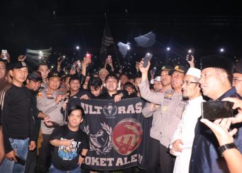 Ribuan Suporter Sriwijaya FC menggelar doa bersama untuk ratusan korban tragedi Kanjuruhan di lapangan Sepak Bola Athidhira Wira bhakti, Komplek Pakri Palembang