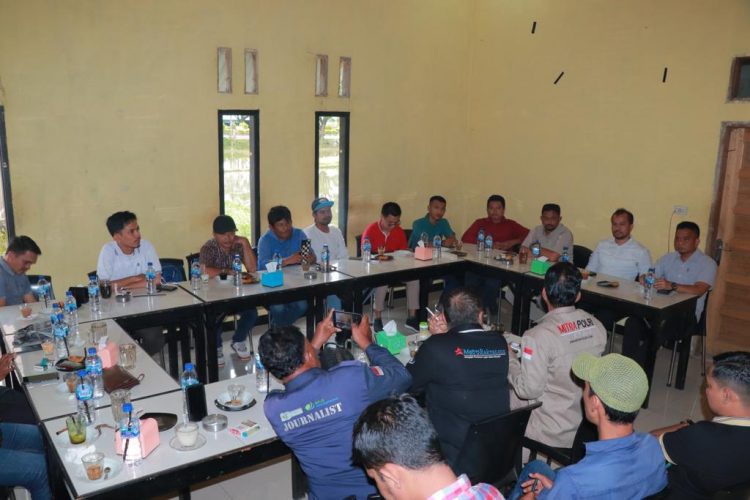 Kasat Narkoba Polres Nagan Raya silaturrahmi dengan para insan pers yang bertugas diwilayah hukum Polres Nagan Raya