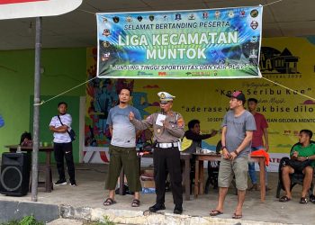 Kasat Lantas Polres Bangka Barat berikan himbauan keselematan berkendara di tengah-tengah bergulirnya turnamen sepakbola liga kecamaran Muntok