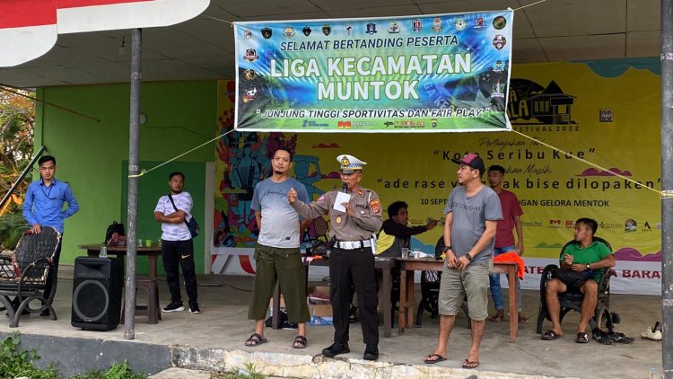 Kasat Lantas Polres Bangka Barat berikan himbauan keselematan berkendara di tengah-tengah bergulirnya turnamen sepakbola liga kecamaran Muntok