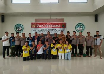Anggota Polres Bangka Barat bersama menggelar doa bersama untuk mendoakan ratusan suporter Aremania yang meninggal atas tragedi kerusuhan di Stadion Kanjuruhan Malang
