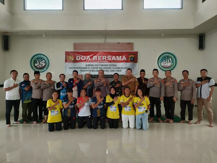 Anggota Polres Bangka Barat bersama menggelar doa bersama untuk mendoakan ratusan suporter Aremania yang meninggal atas tragedi kerusuhan di Stadion Kanjuruhan Malang