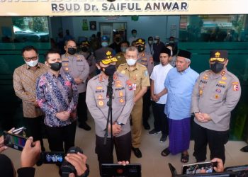 Irjen Nico saat menjenguk korban luka di RSUD Syaiful Anwar bersama Forkopimda Jawa Timur, Selasa, (4/10/2022)