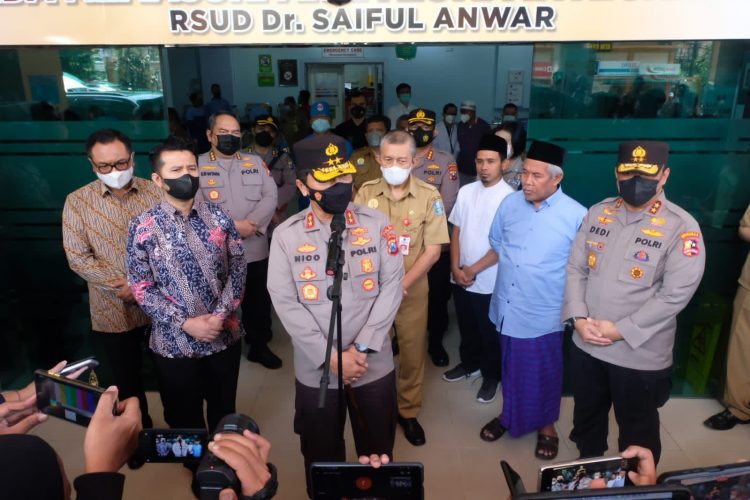 Irjen Nico saat menjenguk korban luka di RSUD Syaiful Anwar bersama Forkopimda Jawa Timur, Selasa, (4/10/2022)