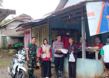 Personel Bhabinkamtibmas Desa Mekarwangi AIPTU Yunasril dan Babinsa PELDA Gunawan memonitor pelaksanaan penyaluran Bantuan Pemerintah Non Tunai (BPNT) di E-Warung Kube Kampung Kebon Bencoy Desa Mekarwagi