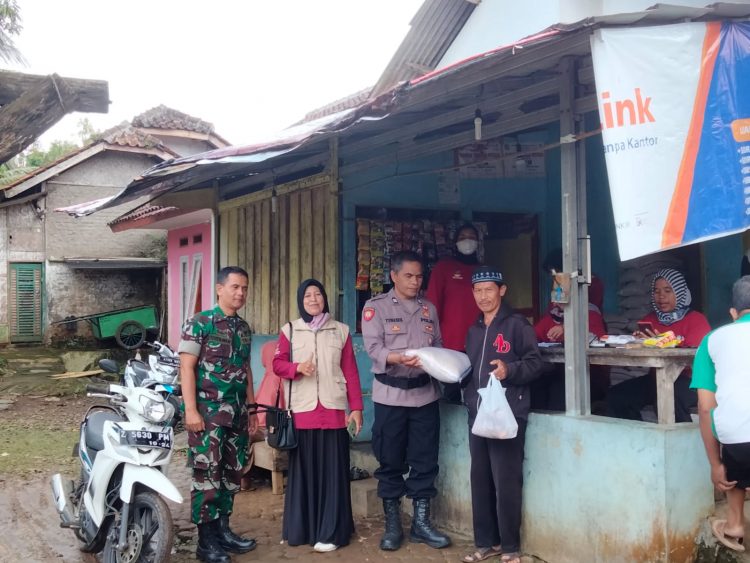 Personel Bhabinkamtibmas Desa Mekarwangi AIPTU Yunasril dan Babinsa PELDA Gunawan memonitor pelaksanaan penyaluran Bantuan Pemerintah Non Tunai (BPNT) di E-Warung Kube Kampung Kebon Bencoy Desa Mekarwagi