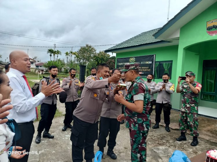 Polsek Parongil dan Polsek Bunturaja memberikan kejutan kepada Danramil Parongil Rabu (5/10/2022) di Halaman Kantor Koramil 03 Parongil