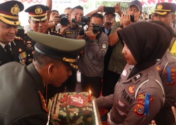 Kapolres Lhokseumawe AKBP Henki Ismanto, SIK memberi surprise ke Dandim 0103/Aut, Letkol INF Hendrasari Nurhono, SIP, MIP di Lapangan Hiraq