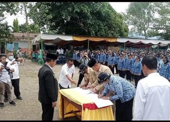 Bupati Kabupaten Simalungun Radiapoh Hasiholan Sinaga Lantik 516 Orang Kepala Sekolah Tingkat sekolah dasar di Lapangan SMPN 1 Huta Bayu Raja