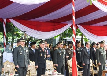 Komandan Korem 044/Gapo Brigjen TNI M Naudi Nurdika, S.I.P., M.Si., M.Tr (Han) mengikuti upacara peringatan HUT TNI Ke-77